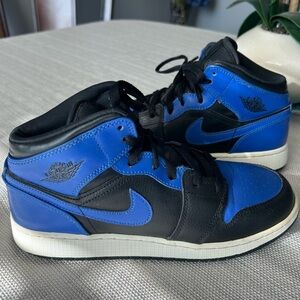 NIKE AIR JORDAN 1 MID HYPER ROYAL